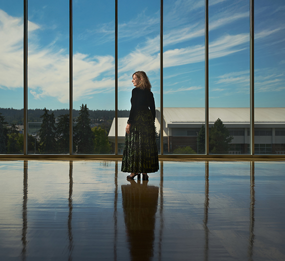 파세리니가 자신의 취임식에서 참석자들에게 손을 흔들고 있다.