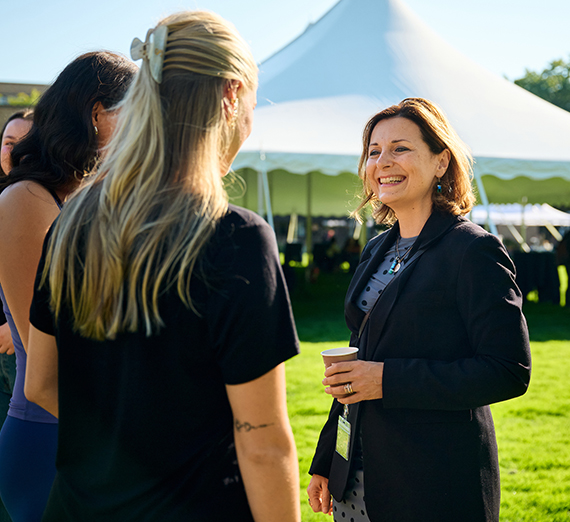 파세리니가 자신의 취임식에서 참석자들에게 손을 흔들고 있다.